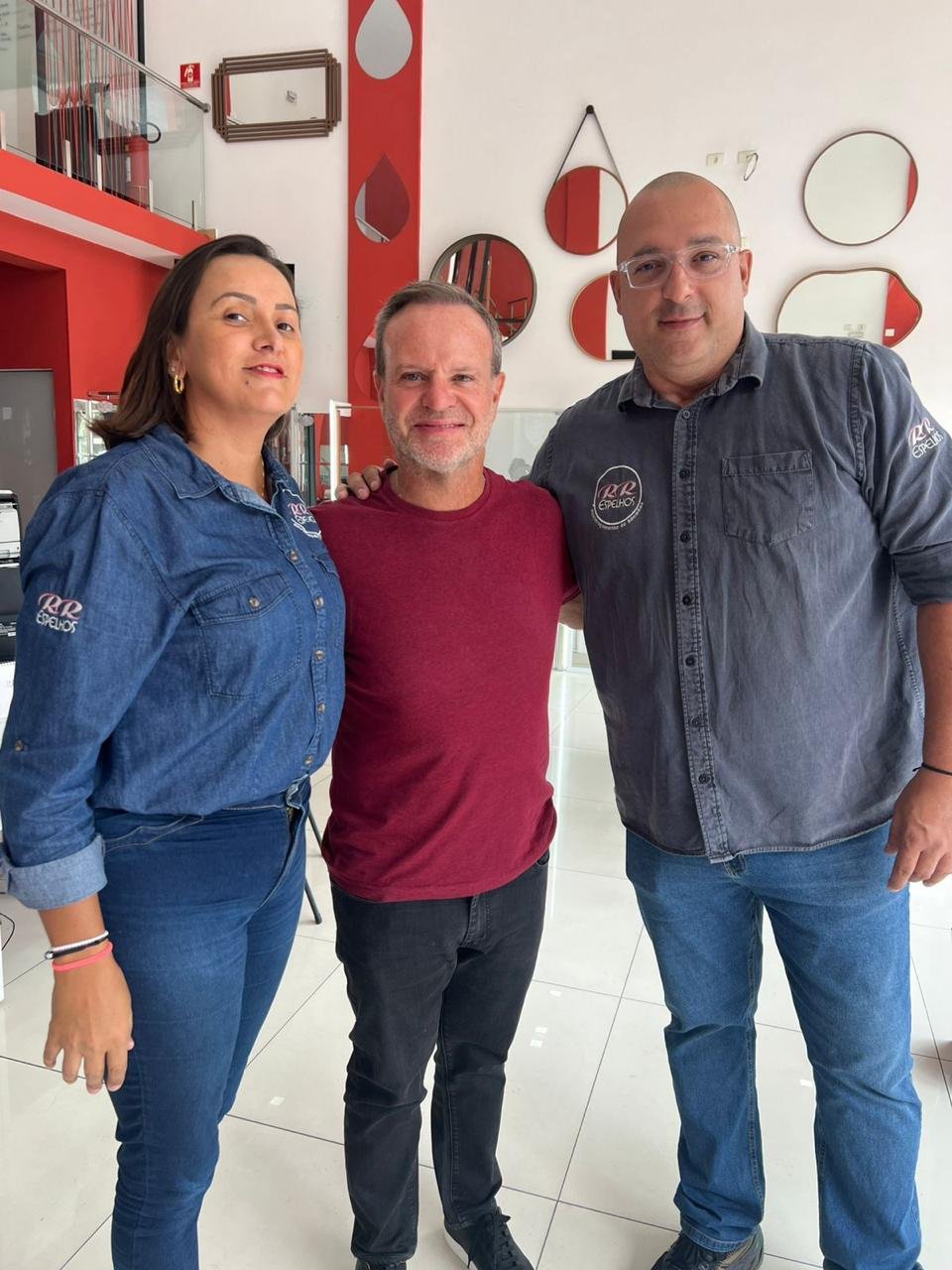 Rubens Barrichello visita a RR Espelhos e conhece o que há de mais moderno em envidraçamento de sacadas