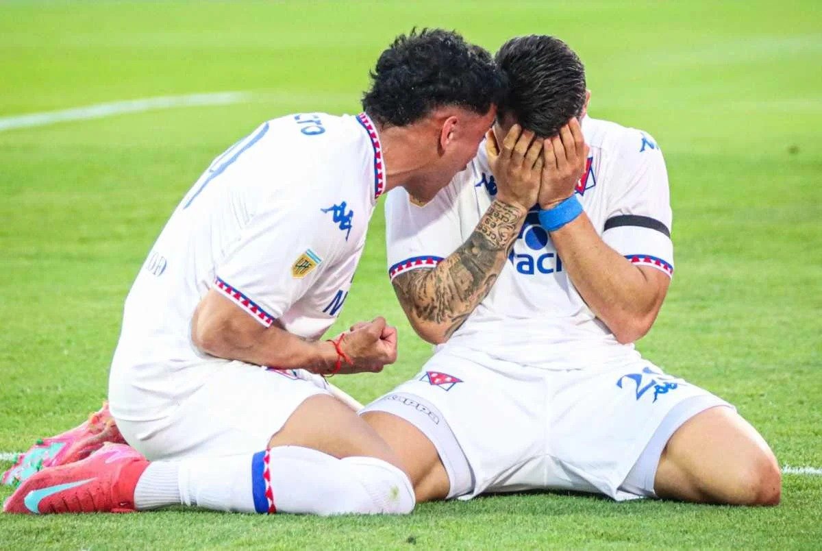 Filho de técnico do Boca marca gol no Argentino após morte do pai