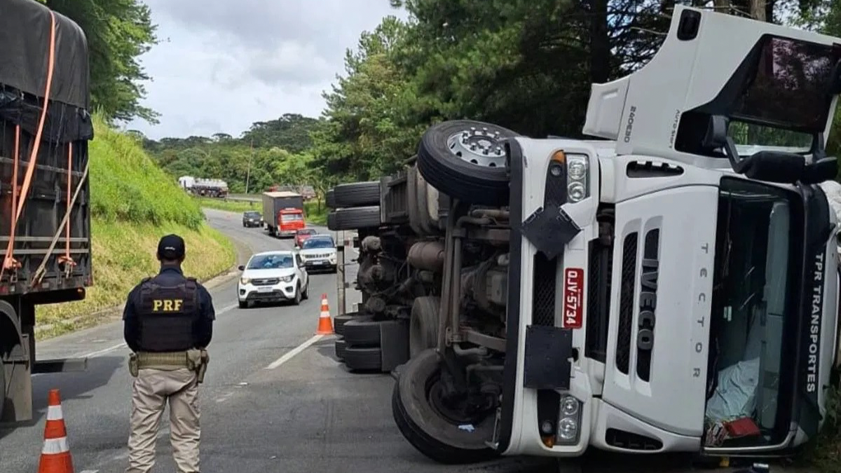 Caminhão tomba na BR-376, pista bloqueada por mais de duas horas nesta segunda em Curitiba